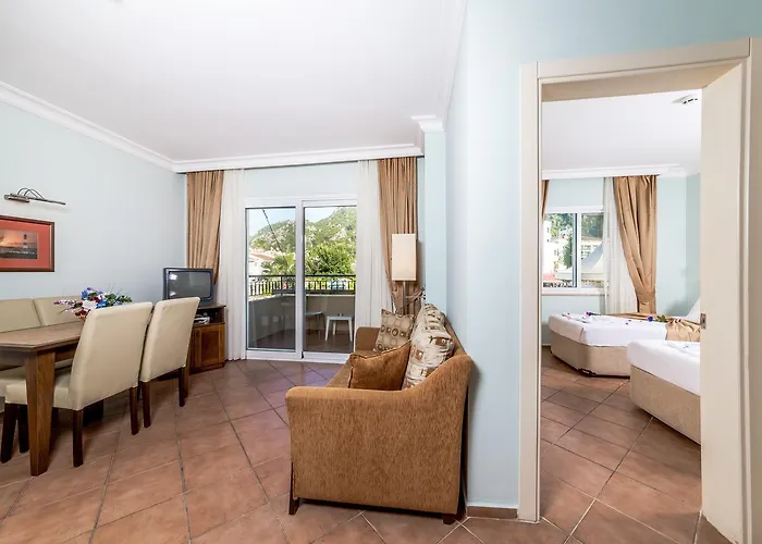 Lighthouse Aparthotel 3*
