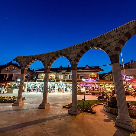 Lighthouse Aparthotel 3*